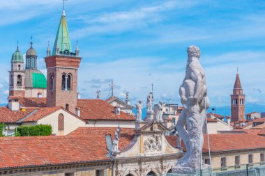 İtalyan kenti Vicenza 'daki Bazilika Palladiana' nın tepesinde heykeller ve kiliseler görülüyor..