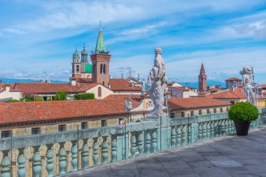İtalyan kenti Vicenza 'daki Bazilika Palladiana' nın tepesinde heykeller ve kiliseler görülüyor..
