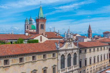 İtalya 'nın Vicenza kentindeki Piazza dei Signori Meydanı' ndaki St. Vincent Kilisesi..