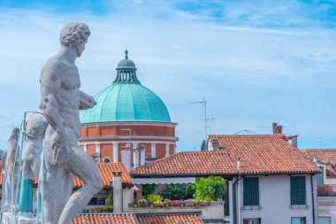 İtalyan kenti Vicenza 'daki Bazilika Palladiana' nın tepesinde heykeller ve kiliseler görülüyor..