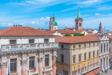 İtalya 'nın Vicenza kentindeki Piazza dei Signori Meydanı' ndaki St. Vincent Kilisesi..