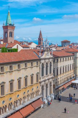 İtalya 'nın Vicenza kentindeki Piazza dei Signori Meydanı' ndaki St. Vincent Kilisesi..