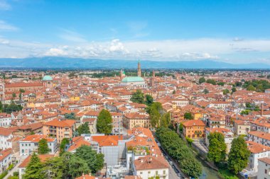 İtalya 'daki eski Vicenza kasabasının hava manzarası.