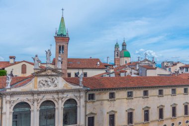 İtalya 'nın Vicenza kentindeki Piazza dei Signori Meydanı' ndaki St. Vincent Kilisesi..
