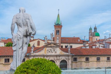 İtalyan kenti Vicenza 'daki Bazilika Palladiana' nın tepesinde heykeller ve kiliseler görülüyor..