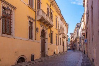 İtalya 'nın eski Vicenza kasabasındaki tarihi evler.