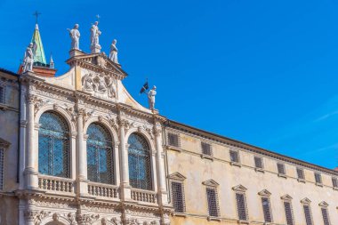 İtalya 'nın Vicenza kentindeki Piazza dei Signori Meydanı' ndaki St. Vincent Kilisesi..
