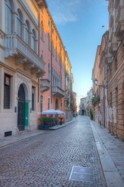 İtalya 'nın eski Vicenza kasabasındaki tarihi evler.