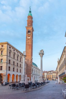 İtalya 'nın Vicenza kentindeki Piazza dei Signori meydanında Basilica Palladiana üzerinde gün doğumu.
