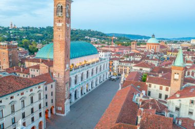 İtalya 'nın Vicenza kentindeki Piazza dei Signori meydanındaki Bazilika Palladiana' nın gündoğumu hava manzarası.