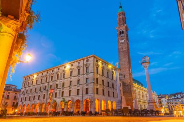İtalya 'nın Vicenza kentindeki Piazza dei Signori meydanında Basilica Palladiana üzerinde gün doğumu.