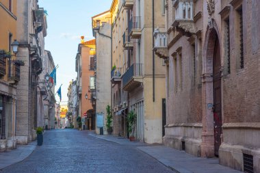 İtalya 'nın eski Vicenza kasabasındaki tarihi evler.