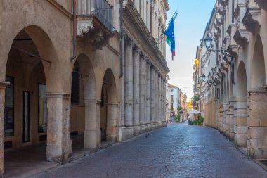 İtalya 'nın eski Vicenza kasabasındaki tarihi evler.