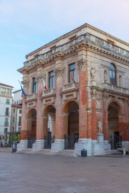 İtalyan kenti Vicenza 'daki Piazza dei Signori meydanında tarihi evler.