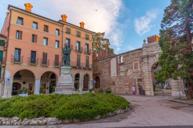 İtalya 'nın Vicenza kentinde Olimpico Tiyatrosu ve Lampertico Heykeli.