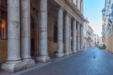 İtalya 'nın eski Vicenza kasabasındaki tarihi evler.