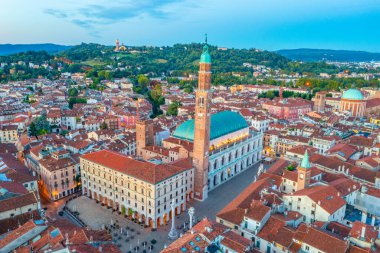 İtalya 'nın Vicenza kentindeki Piazza dei Signori meydanındaki Bazilika Palladiana' nın gündoğumu hava manzarası.