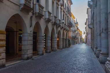 İtalya 'nın eski Vicenza kasabasındaki tarihi evler.