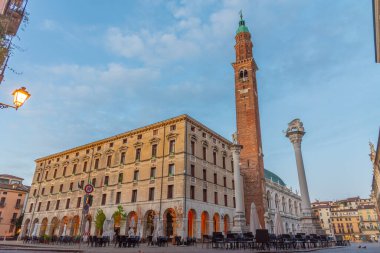 İtalya 'nın Vicenza kentindeki Piazza dei Signori meydanında Basilica Palladiana üzerinde gün doğumu.