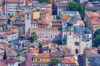 İtalya 'nın Trento kentindeki katedralin havadan görünüşü.