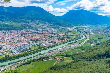 Adige Nehri İtalya 'nın Trento kentinden geçiyor..