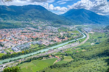 Adige Nehri İtalya 'nın Trento kentinden geçiyor..
