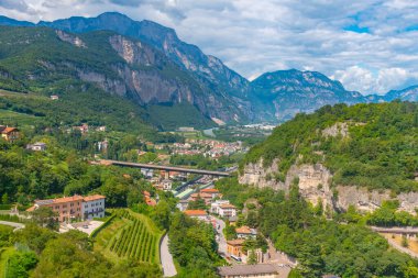 Adige Nehri İtalya 'nın Trento kentinden geçiyor..