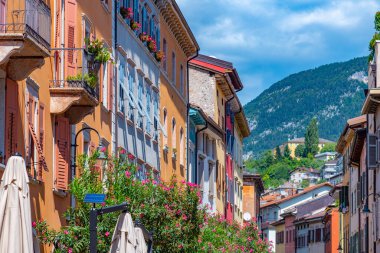 İtalya 'nın eski Trento kasabasındaki tarihi evler.