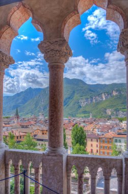 Eski Trento kasabası İtalya 'nın Castello del Buonconsiglio kentindeki bir atari salonundan izlendi..