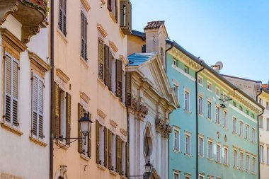 İtalya 'nın eski Trento kasabasındaki tarihi evler.