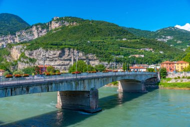 İtalya 'nın Trento kentindeki Adige Nehri üzerindeki köprü.