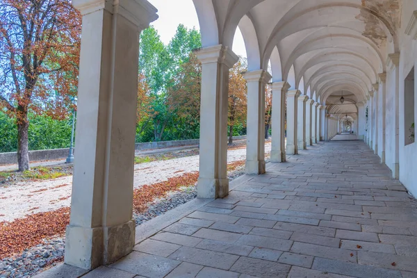 İtalya 'nın Vicenza kentindeki Madonna di Monte Berico' nun mabedine giden atari salonu..
