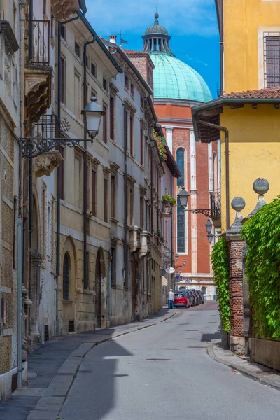 İtalya 'nın eski Vicenza kasabasındaki tarihi evler.