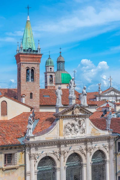 İtalya 'nın Vicenza kentindeki Piazza dei Signori Meydanı' ndaki St. Vincent Kilisesi..