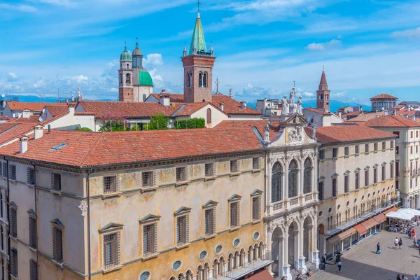 İtalya 'nın Vicenza kentindeki Piazza dei Signori Meydanı' ndaki St. Vincent Kilisesi..