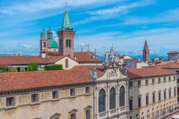 İtalya 'nın Vicenza kentindeki Piazza dei Signori Meydanı' ndaki St. Vincent Kilisesi..