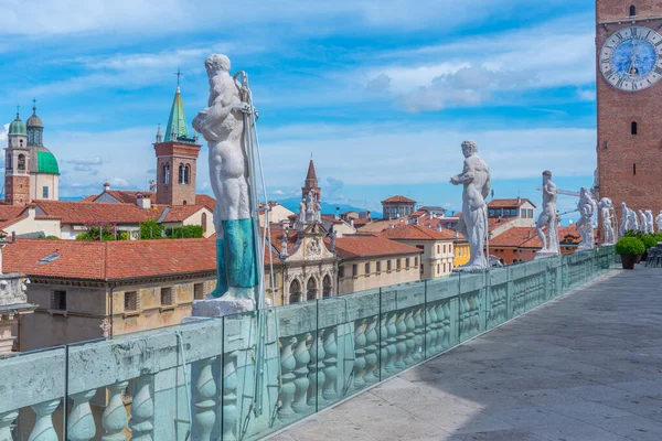 İtalyan kasabası Vicenza 'daki Bazilika Palladiana' nın tepesindeki heykeller.