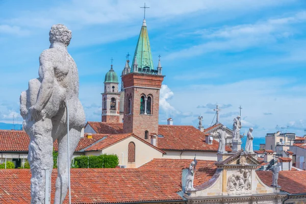 İtalyan kenti Vicenza 'daki Bazilika Palladiana' nın tepesinde heykeller ve kiliseler görülüyor..