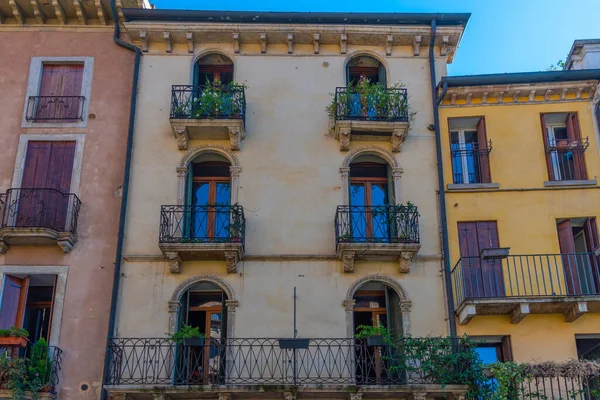 İtalya 'nın eski Vicenza kasabasındaki tarihi evler.