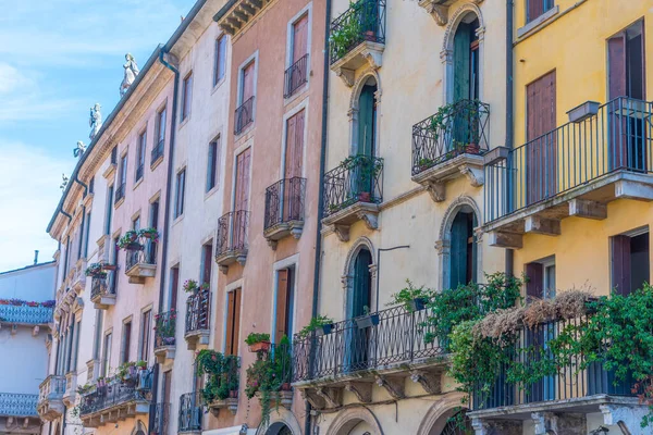 İtalya 'nın eski Vicenza kasabasındaki tarihi evler.