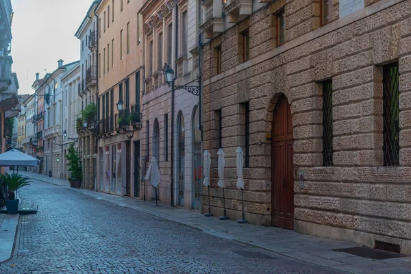 İtalya 'nın eski Vicenza kasabasındaki tarihi evler.