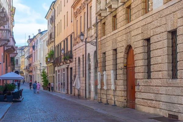 İtalya 'nın eski Vicenza kasabasındaki tarihi evler.