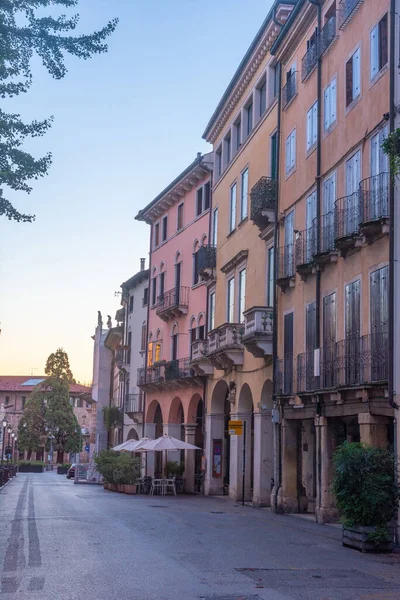 İtalya 'nın eski Vicenza kasabasındaki tarihi evler.