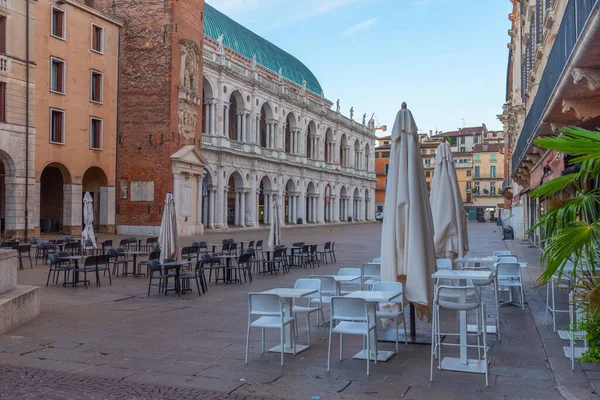 İtalya 'nın Vicenza kentindeki Piazza dei Signori meydanında Basilica Palladiana üzerinde gün doğumu.