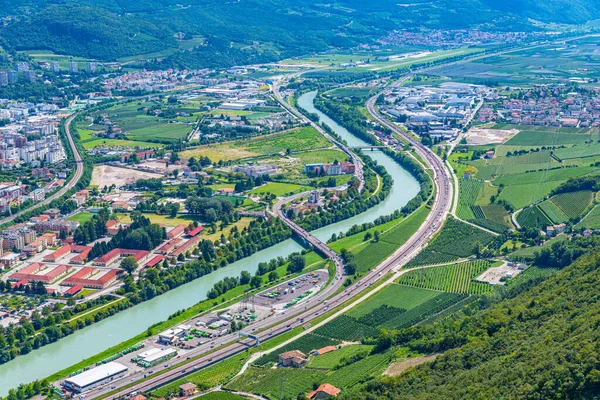 Adige Nehri İtalya 'nın Trento kentinden geçiyor..