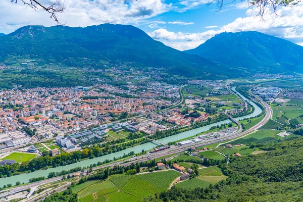 Adige Nehri İtalya 'nın Trento kentinden geçiyor..