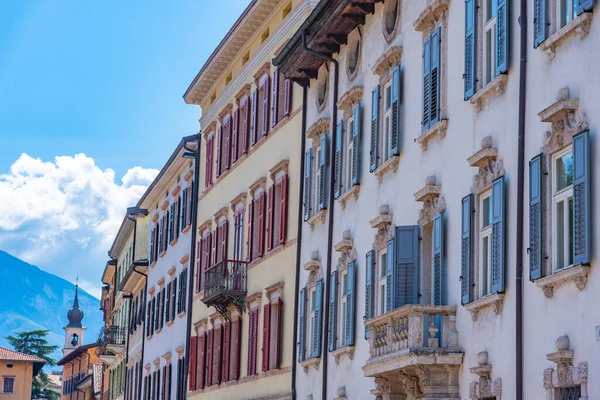 İtalya 'nın eski Trento kasabasındaki tarihi evler.