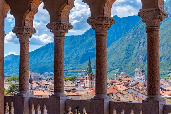 Eski Trento kasabası İtalya 'nın Castello del Buonconsiglio kentindeki bir atari salonundan izlendi..