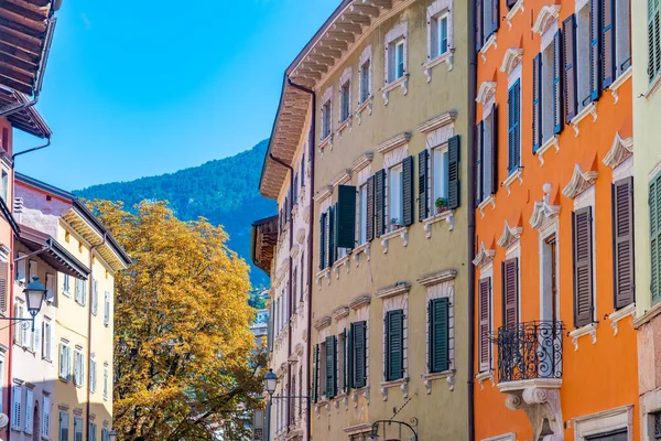 İtalya 'nın eski Trento kasabasındaki tarihi evler.