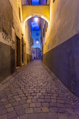 İtalya 'nın Trento kentindeki tarihi evlerin gece manzarası.